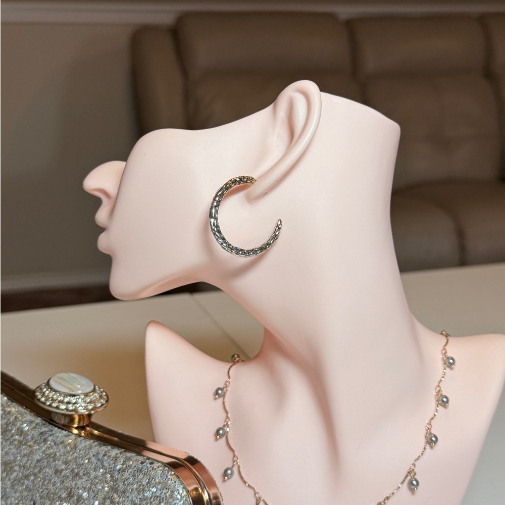 Elegant Gold Hoop Earrings - Picture 3 of 8